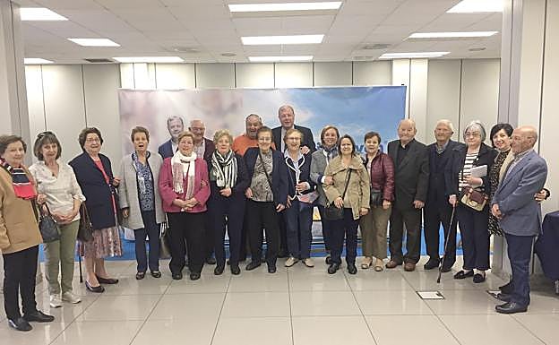 Foto de familia tras la reunión mantenida en la sede electoral del PP.