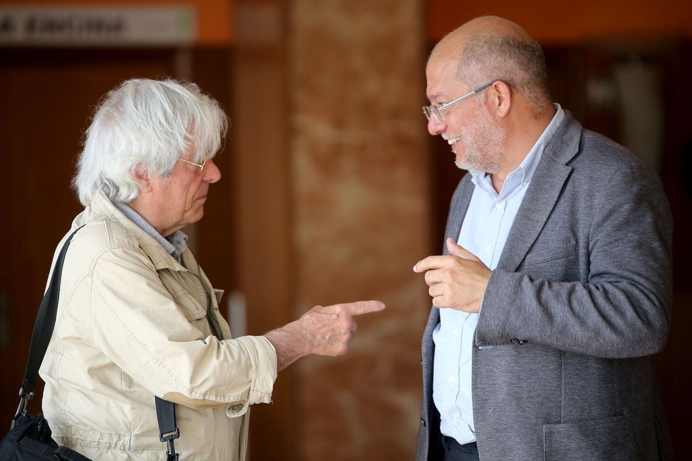 El candidato de Ciudadanos a la Presidencia de la Junta de Castilla y León, Francisco Igea, y el candidato de Ciudadanos al Parlamento Europeo, Javier Nart, participan en un encuentro ciudadano, en Ponferrada. Leticia Pérez