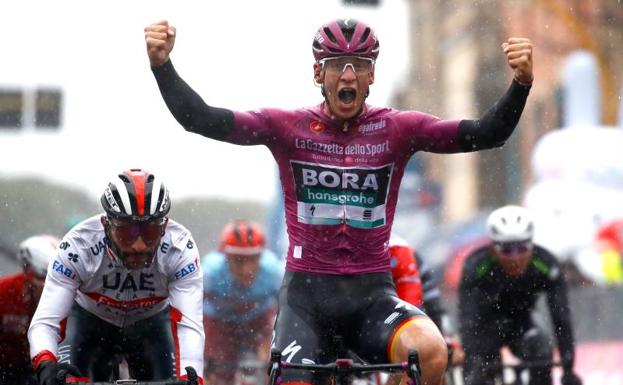 Pascal Ackermann celebra su triunfo en Terracina.