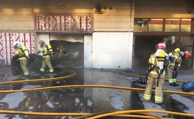 Los bomberos sofocan el incendio de la nave.