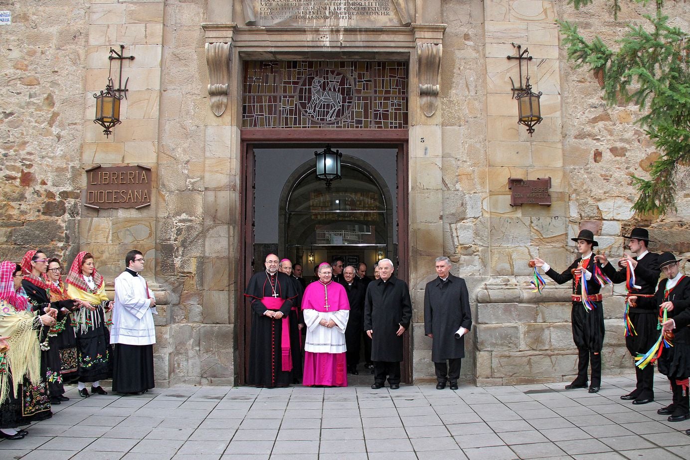 El obispo de Astorga, Juan Antonio Menéndez, que presidía la comisión antipederastia constituida por la Iglesia Católica para la prevención y protección de los abusos sexuales a menores, ha fallecido este miércoles a los 62 años a causa de un infarto que le sobrevino en el interior del Arzobispado