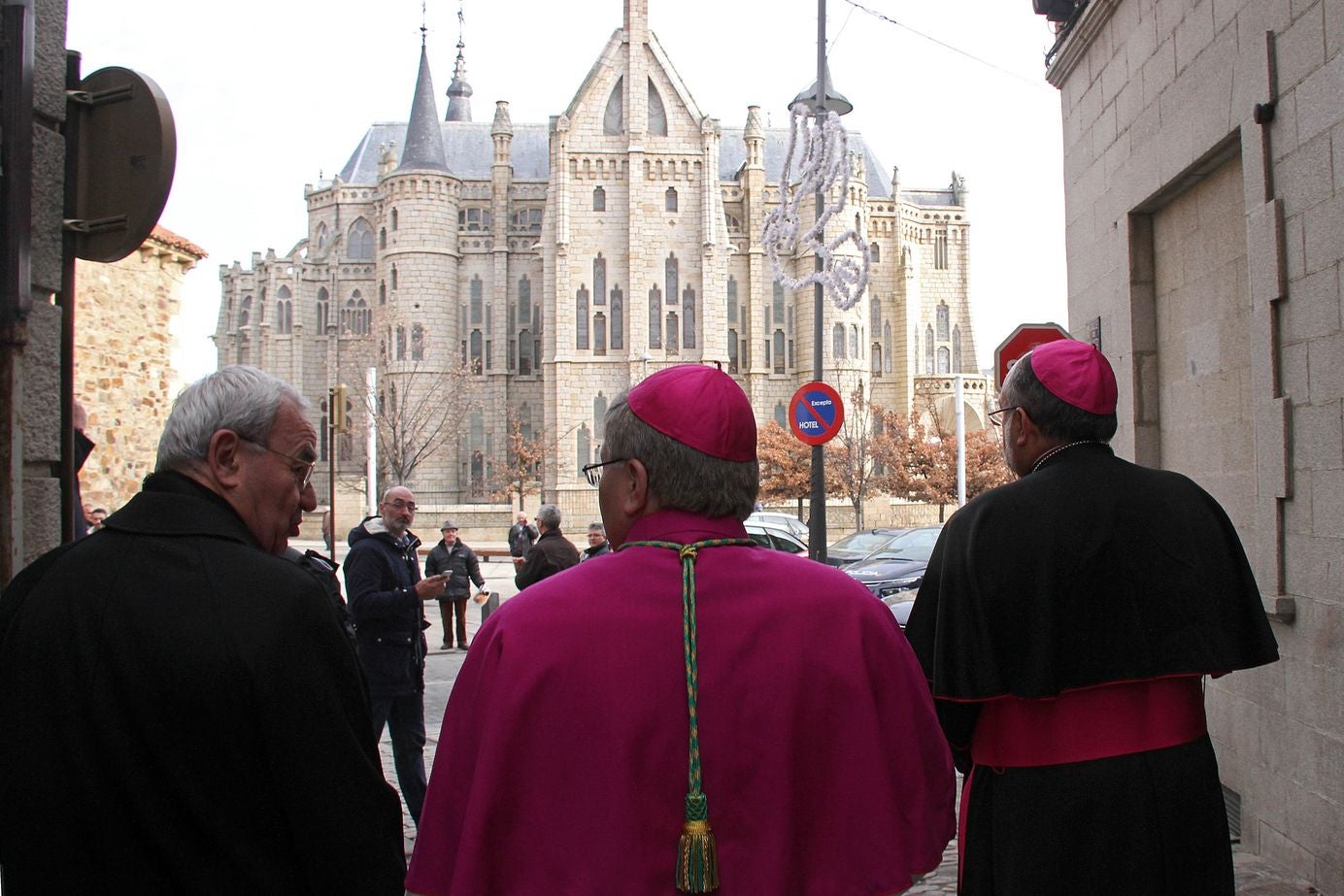 El obispo de Astorga, Juan Antonio Menéndez, que presidía la comisión antipederastia constituida por la Iglesia Católica para la prevención y protección de los abusos sexuales a menores, ha fallecido este miércoles a los 62 años a causa de un infarto que le sobrevino en el interior del Arzobispado