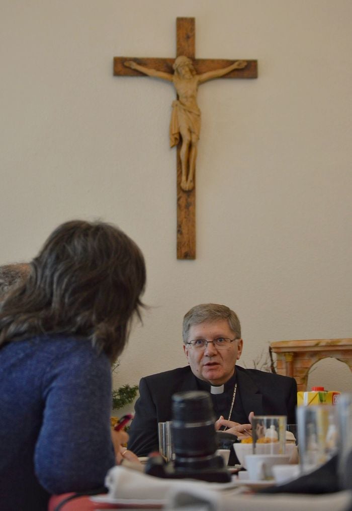 El obispo de Astorga, Juan Antonio Menéndez, que presidía la comisión antipederastia constituida por la Iglesia Católica para la prevención y protección de los abusos sexuales a menores, ha fallecido este miércoles a los 62 años a causa de un infarto que le sobrevino en el interior del Arzobispado