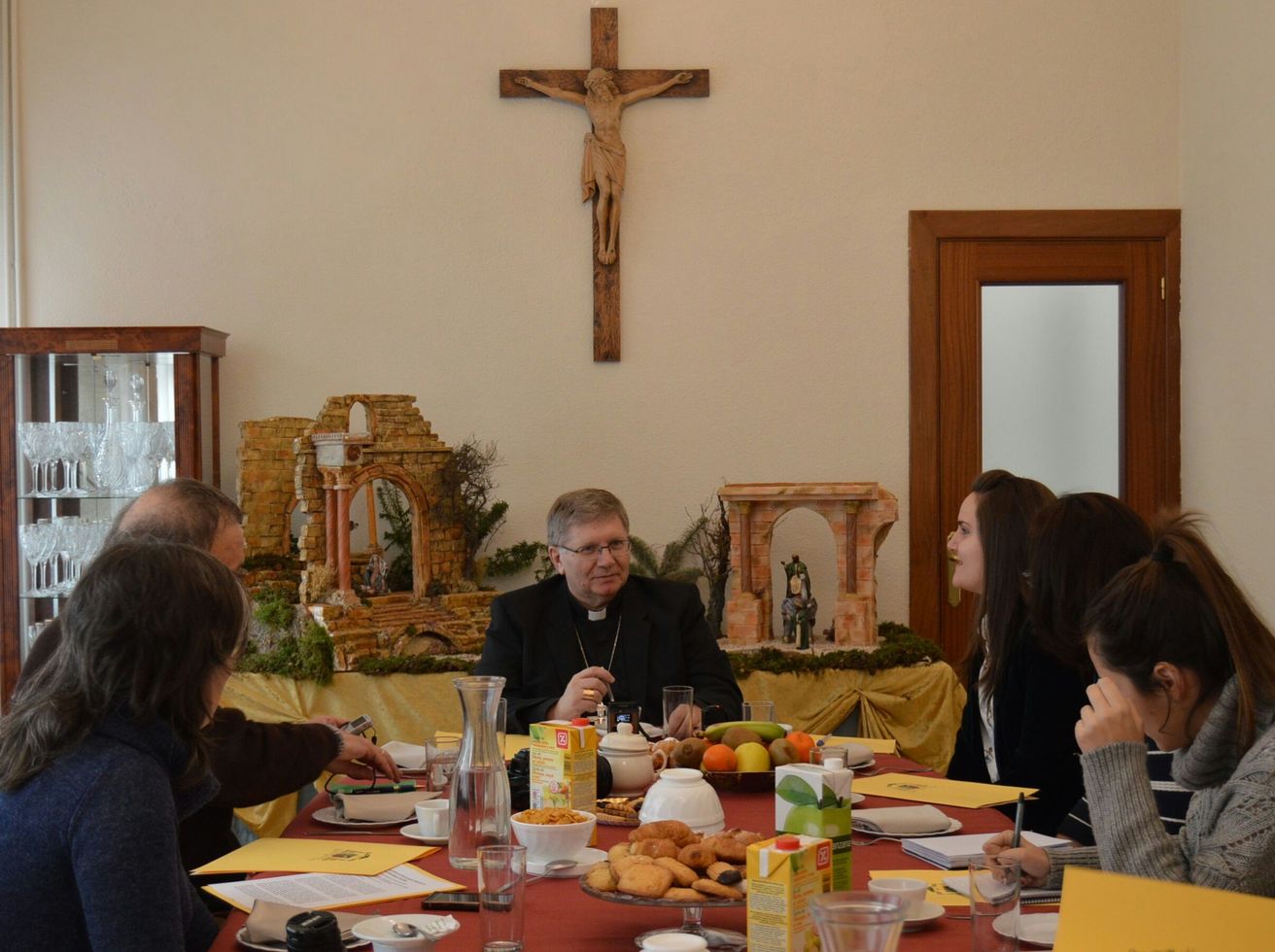 El obispo de Astorga, Juan Antonio Menéndez, que presidía la comisión antipederastia constituida por la Iglesia Católica para la prevención y protección de los abusos sexuales a menores, ha fallecido este miércoles a los 62 años a causa de un infarto que le sobrevino en el interior del Arzobispado