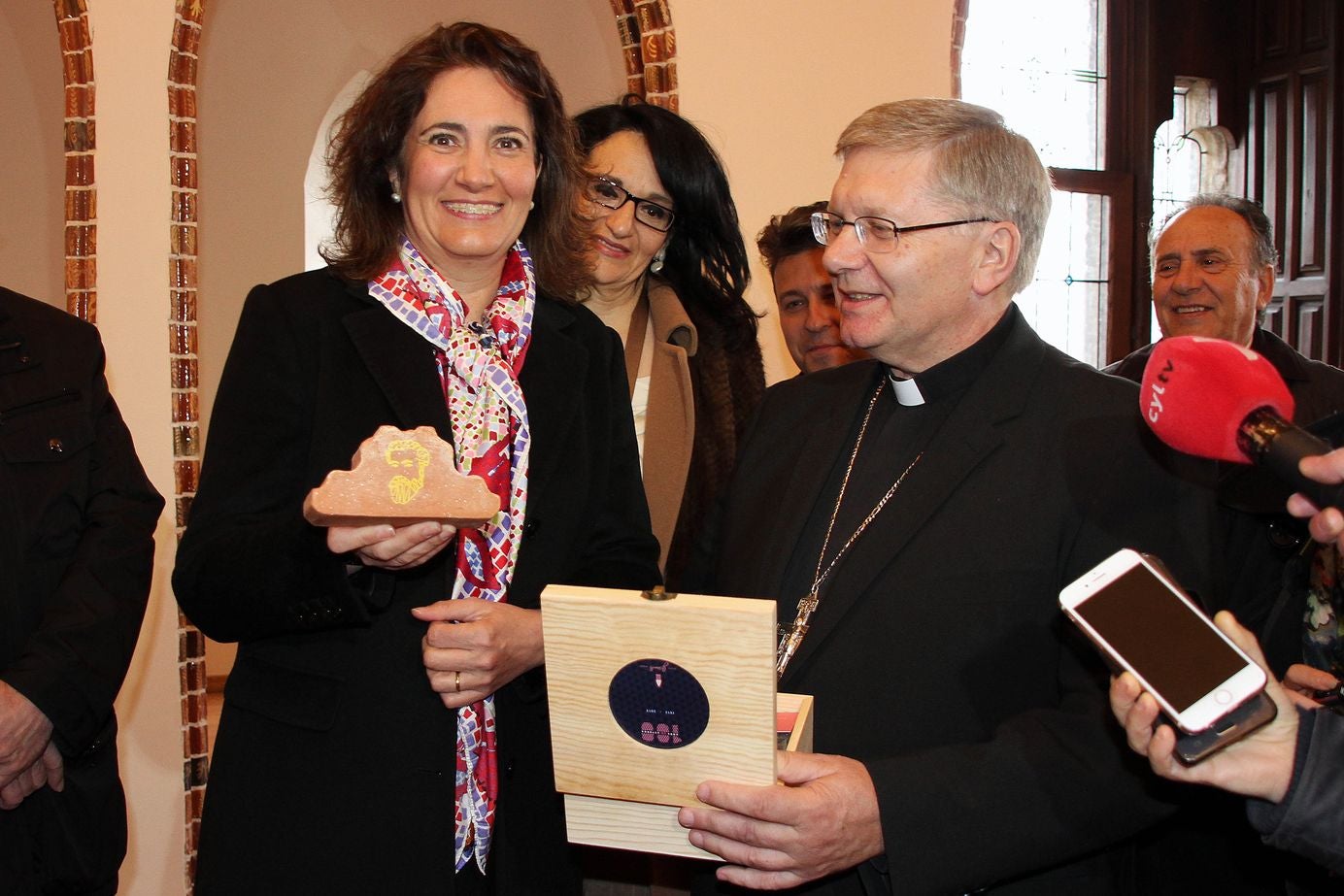 El obispo de Astorga, Juan Antonio Menéndez, que presidía la comisión antipederastia constituida por la Iglesia Católica para la prevención y protección de los abusos sexuales a menores, ha fallecido este miércoles a los 62 años a causa de un infarto que le sobrevino en el interior del Arzobispado