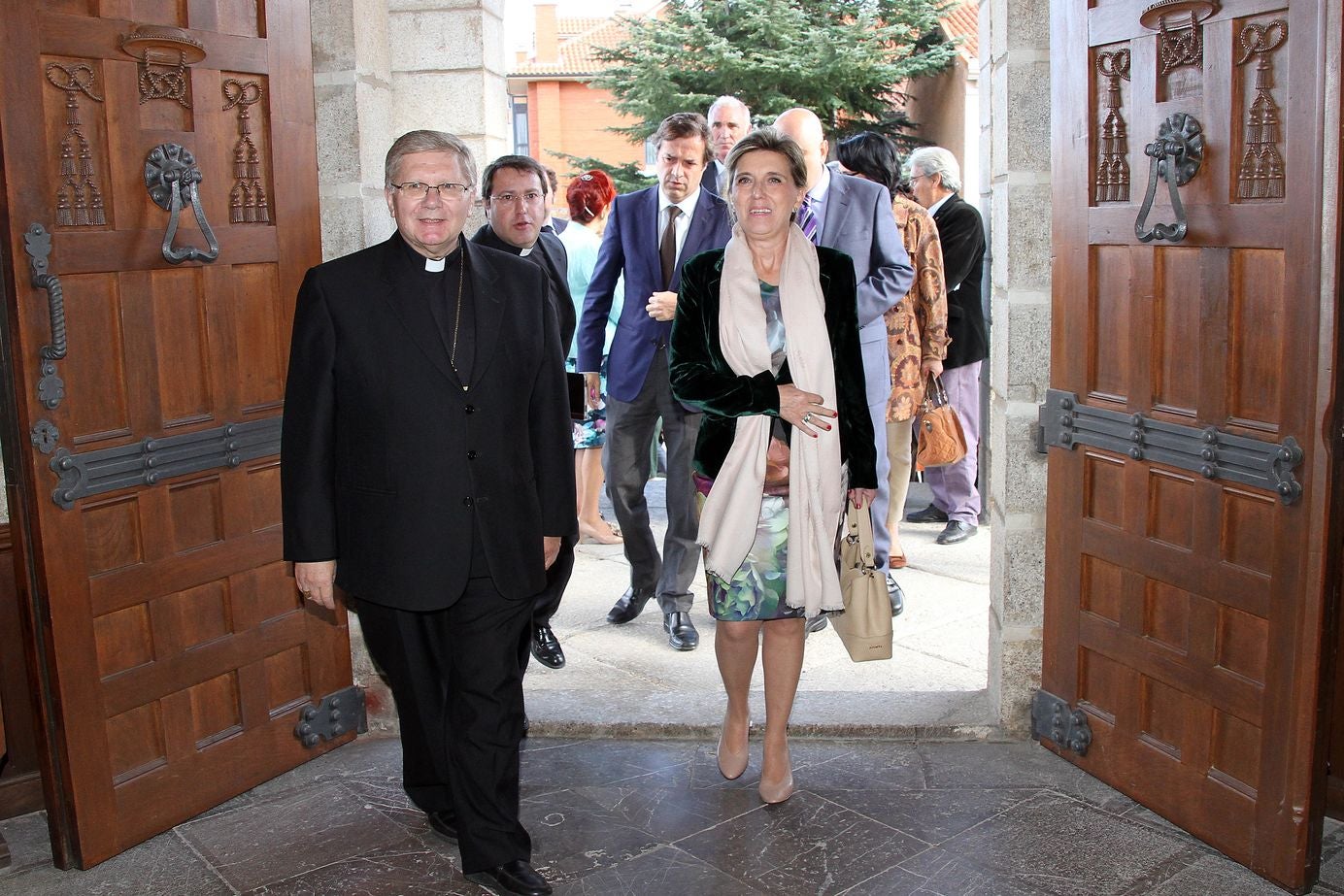 El obispo de Astorga, Juan Antonio Menéndez, que presidía la comisión antipederastia constituida por la Iglesia Católica para la prevención y protección de los abusos sexuales a menores, ha fallecido este miércoles a los 62 años a causa de un infarto que le sobrevino en el interior del Arzobispado