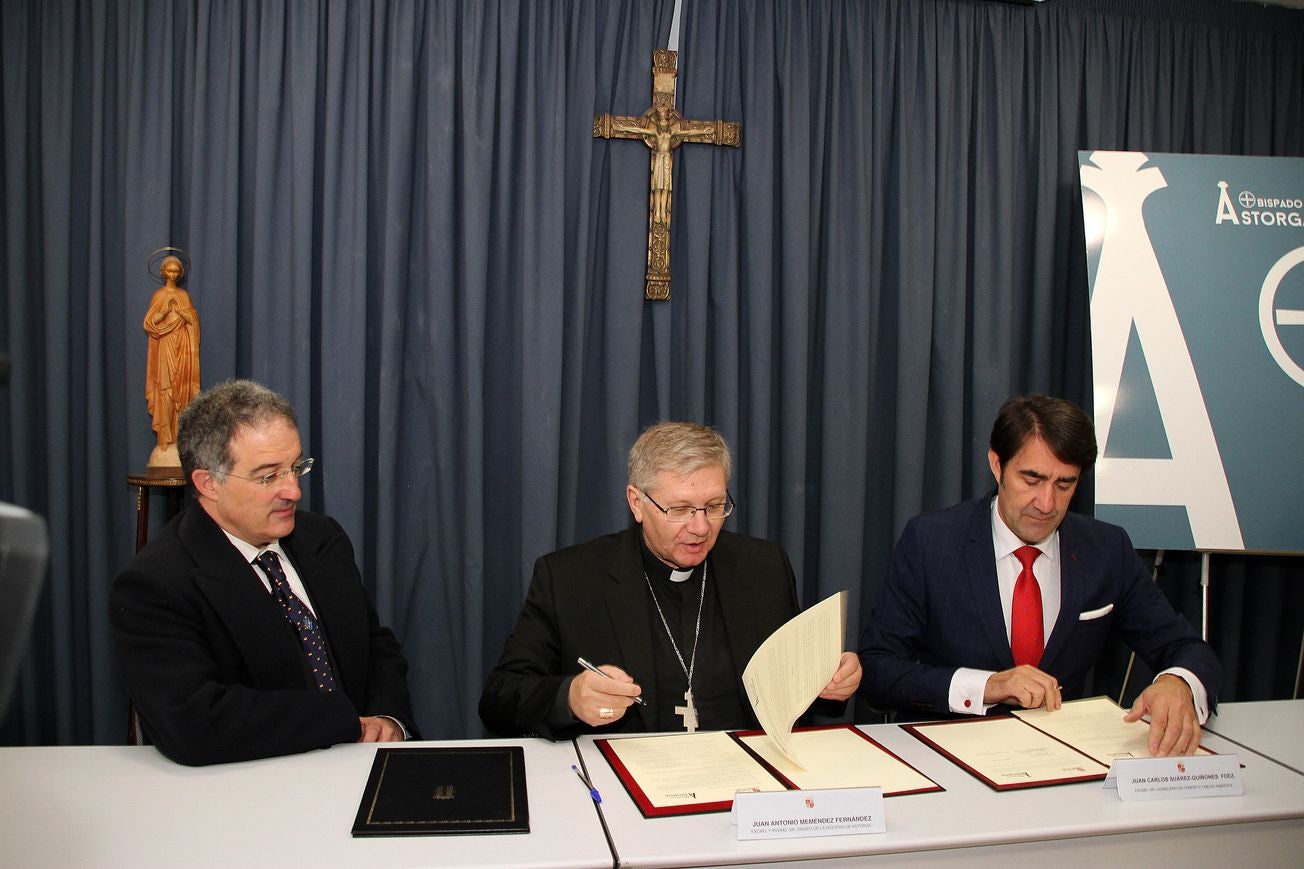 El obispo de Astorga, Juan Antonio Menéndez, que presidía la comisión antipederastia constituida por la Iglesia Católica para la prevención y protección de los abusos sexuales a menores, ha fallecido este miércoles a los 62 años a causa de un infarto que le sobrevino en el interior del Arzobispado