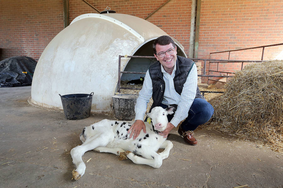 Mañueco, durante su visita a Toral de los Guzmanes. 