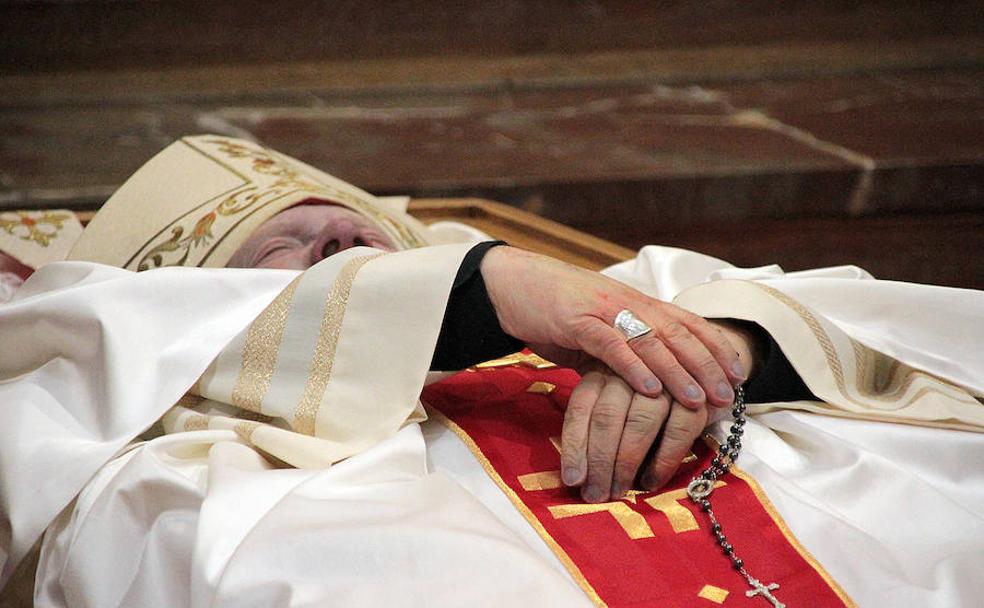 El cuerpo sin vida de Juan Antonio Menéndez, en la capilla ardiente del obispo instalada en el Seminario de Astorga. 