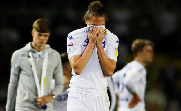 Los futbolistas del Leeds se lamentan. 