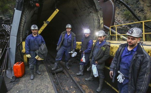 MIneros bercianos en su último día en su mina.