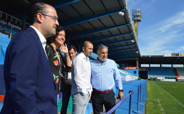 Imagen principal - El candidato del PP a la Alcaldía de Ponferrada visitó el Estadio Municipal del Toralín junto a los números 2 y 5 de su lista, Lidia Coca y 'Fran' y el presidente del club, José Fernández Nieto.