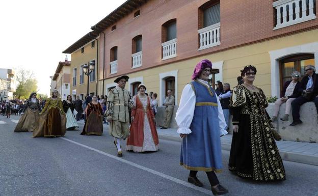 Dos imágenes de los desfiles que volverán a las calles de Peñafiel. 