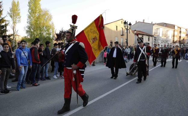 Dos imágenes de los desfiles que volverán a las calles de Peñafiel. 