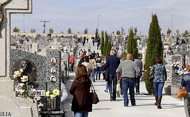 Día de Todos los Santos en el cementerio salmantino de San Carlos. 