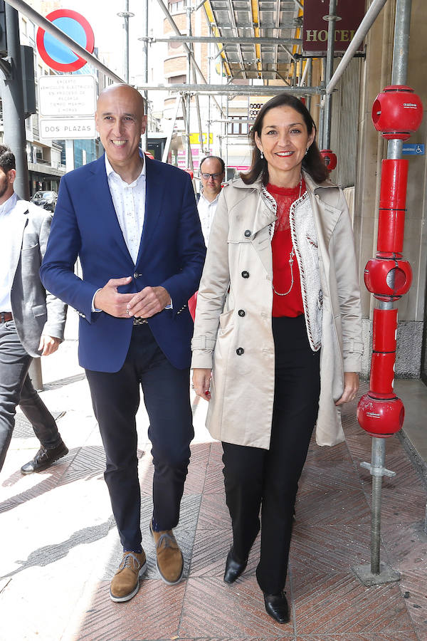 Fotos: La ministra de Industria se reúne con representantes de los empresarios y comerciantes leoneses