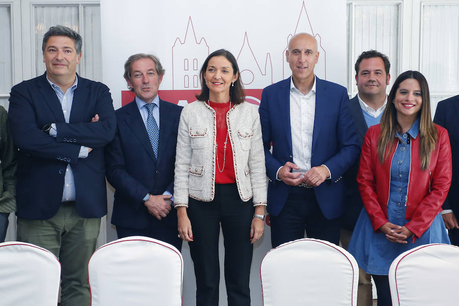 Fotos: La ministra de Industria se reúne con representantes de los empresarios y comerciantes leoneses