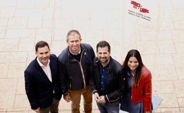 Luis Tudanca junto al candidato dle PSOE a Villaquilambre, el líder del PSOE de León y la cabeza de lista a las Cortes. 