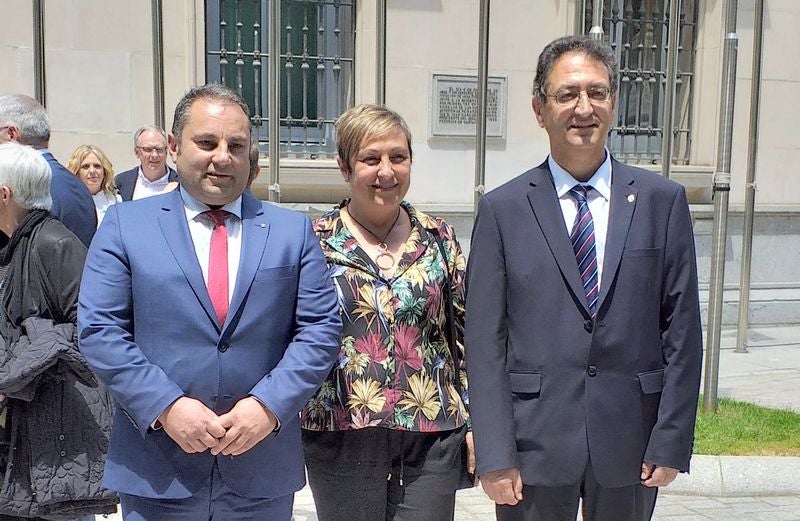 Justo Fernández (Cs) en la imagen superior, en el medio el senador leonés Javier Santiago (derecha, en el centro). Abajo, los senadores socialistas Salvador Vidal, Carmen Morán y Constantino Marcos.