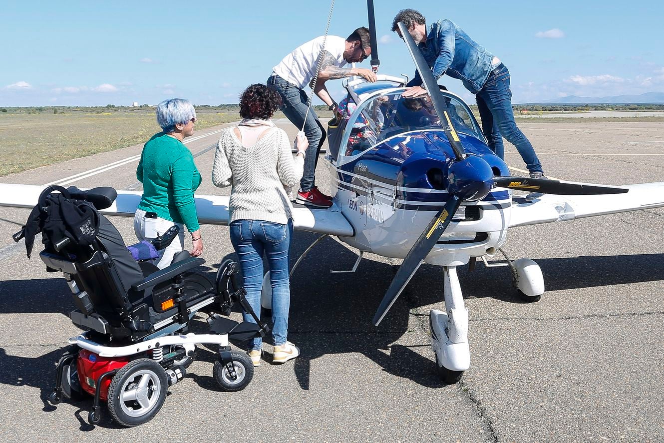 Cuarentena de personas con discapacidad, usuarias del CRE, disfrutan de vuelos en avioneta así como de una actividad de mototerapia | La delegada del Gobierno resalta la «plena inclusión» que permite el CRE de San Andrés en su IV Jornada de Vuelo Adaptado