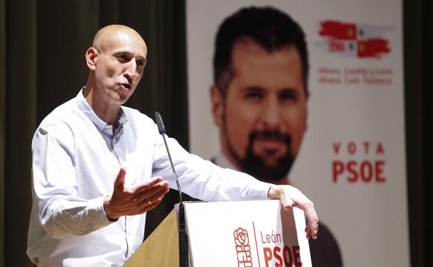 Galería. José Antonio Diez, candidato del PSOE a la Alcaldía de León, durante el mitin en el Centro Cívico del Crucero.