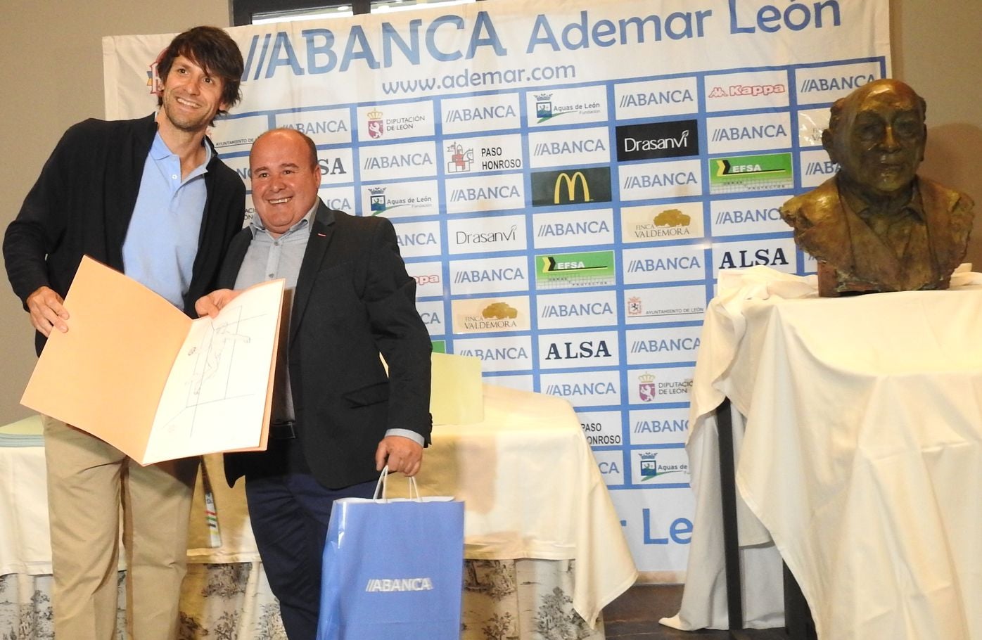 La directiva del Abanca Ademar presenta oficialmente el busto conmemorativo del 'alma mater' marista durante la tradicional celebración de final de temporada en la Finca Valdemora