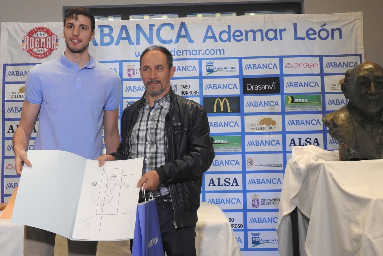 La directiva del Abanca Ademar presenta oficialmente el busto conmemorativo del 'alma mater' marista durante la tradicional celebración de final de temporada en la Finca Valdemora