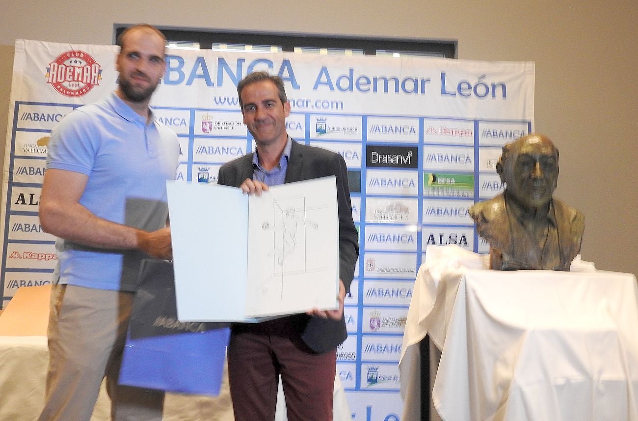 La directiva del Abanca Ademar presenta oficialmente el busto conmemorativo del 'alma mater' marista durante la tradicional celebración de final de temporada en la Finca Valdemora