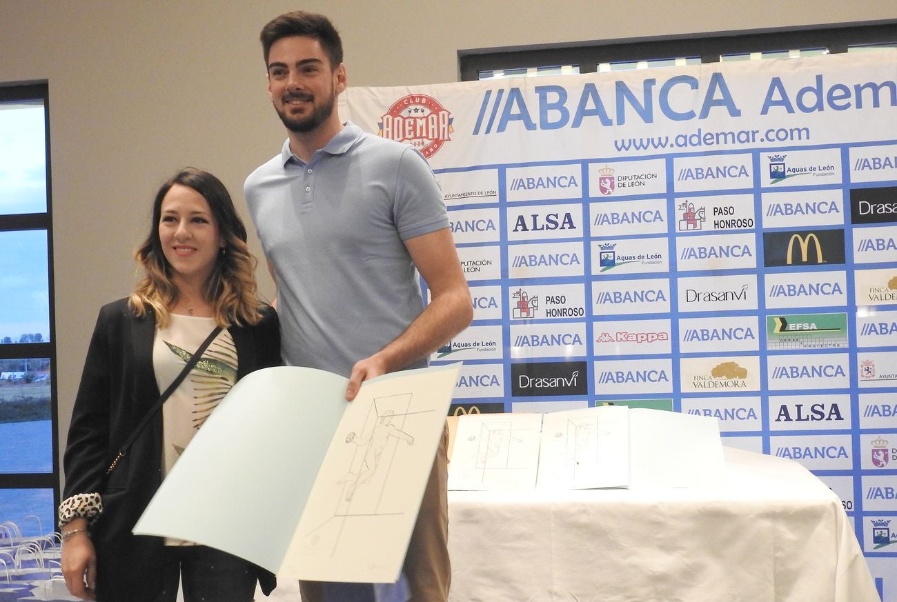 La directiva del Abanca Ademar presenta oficialmente el busto conmemorativo del 'alma mater' marista durante la tradicional celebración de final de temporada en la Finca Valdemora