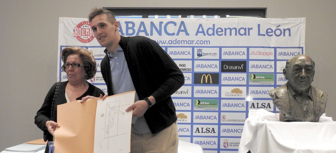 La directiva del Abanca Ademar presenta oficialmente el busto conmemorativo del 'alma mater' marista durante la tradicional celebración de final de temporada en la Finca Valdemora