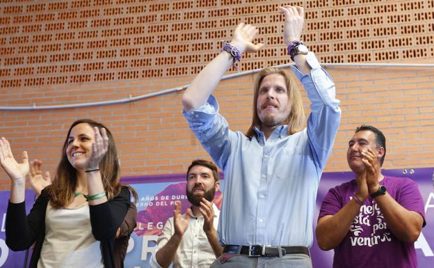 Pablo Fernández y Ione Belarra, durante el mitin. 