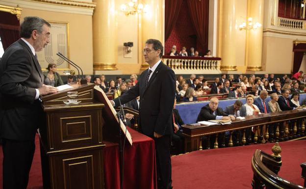 Imagen principal - Salvador Vidal, Mª Carmen Morán y Constantino Marcos Álvarez, adquieren su condición plena de senadores