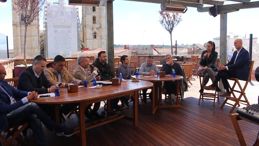 El candidato del PSOE a la Alcaldía de León participa en las entrevistas de leonoticias en la terraza del Camarote Romántico. 