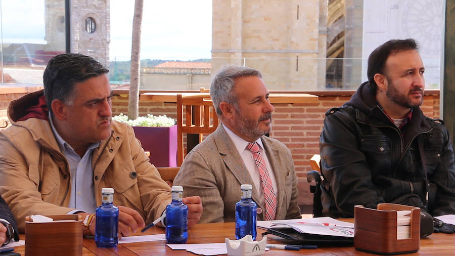 El candidato del PSOE a la Alcaldía de León participa en las entrevistas de leonoticias en la terraza del Camarote Romántico. 