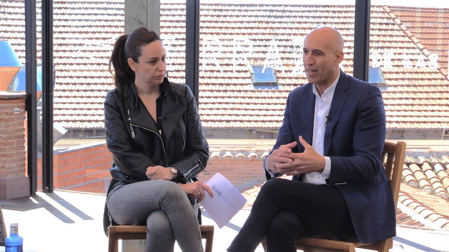 El candidato del PSOE a la Alcaldía de León participa en las entrevistas de leonoticias en la terraza del Camarote Romántico. 