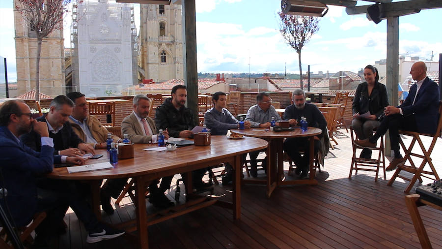 El candidato del PSOE a la Alcaldía de León participa en las entrevistas de leonoticias en la terraza del Camarote Romántico. 