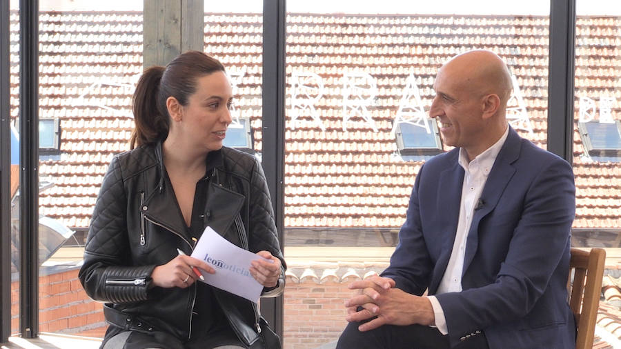 El candidato del PSOE a la Alcaldía de León participa en las entrevistas de leonoticias en la terraza del Camarote Romántico. 