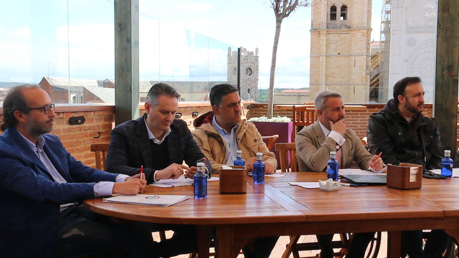 El candidato del PSOE a la Alcaldía de León participa en las entrevistas de leonoticias en la terraza del Camarote Romántico. 