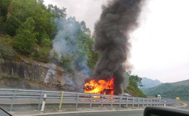 Imagen del vehículo incendiado. 