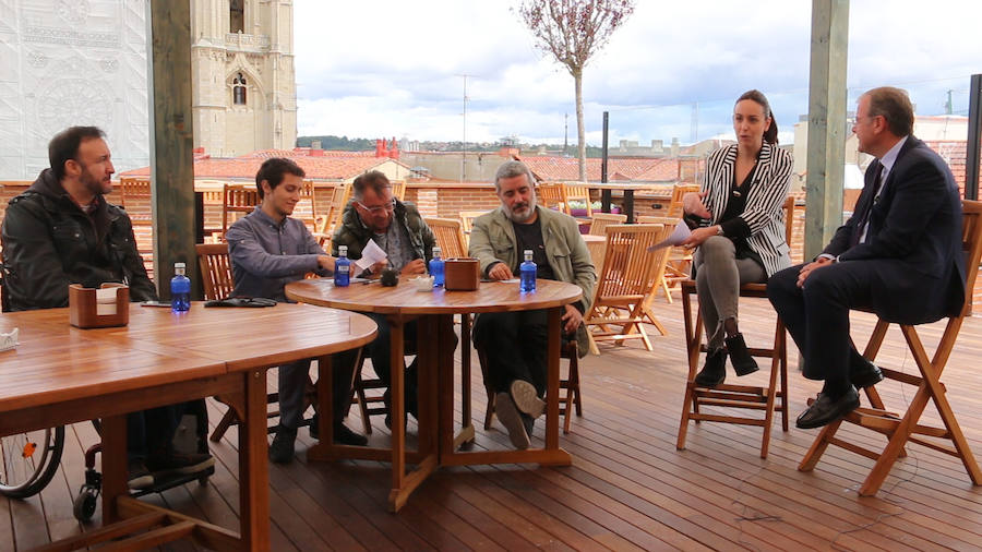 El candidato del PP a la Alcaldía de León se suma a las entrevistas en la terraza del Camarote Romántico. 