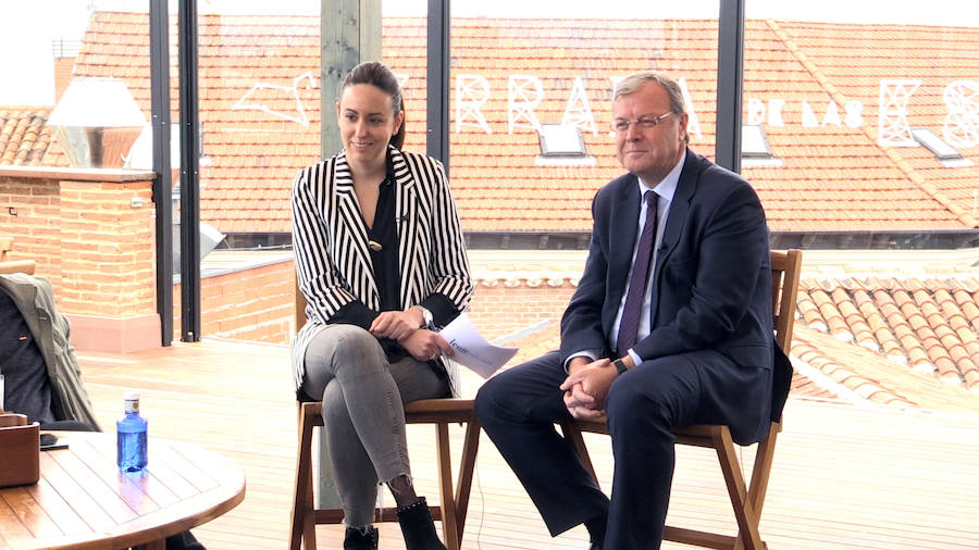 El candidato del PP a la Alcaldía de León se suma a las entrevistas en la terraza del Camarote Romántico. 