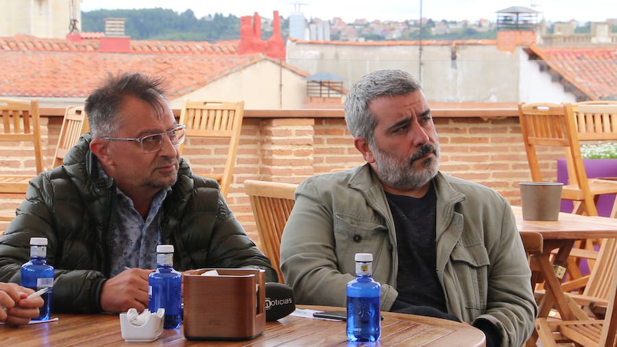 El candidato del PP a la Alcaldía de León se suma a las entrevistas en la terraza del Camarote Romántico. 