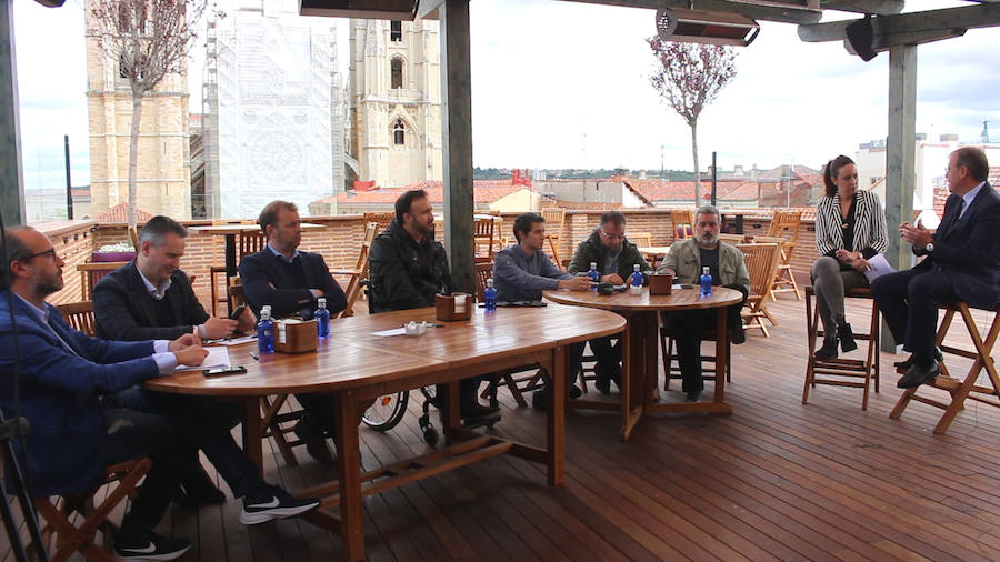 El candidato del PP a la Alcaldía de León se suma a las entrevistas en la terraza del Camarote Romántico. 