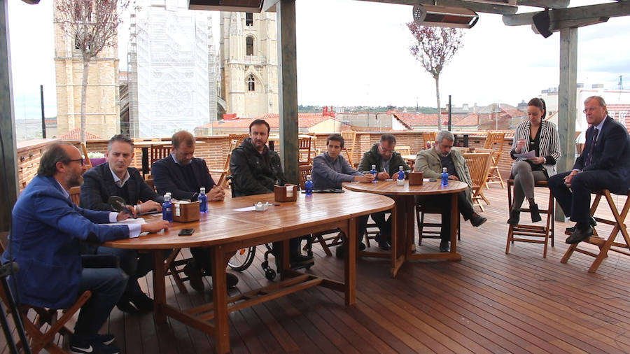 El candidato del PP a la Alcaldía de León se suma a las entrevistas en la terraza del Camarote Romántico. 