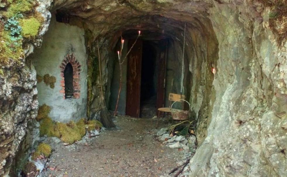 Entrada a la cueva de la Vieja del Monte.