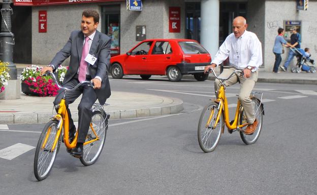 Emilio Villanueva, concejal de Deportes de Ponferrada entre 2003 y 2011, detrás del entonces alcalde de Ponferrada, Carlos López Riesco, en un paseo en bicicleta. 