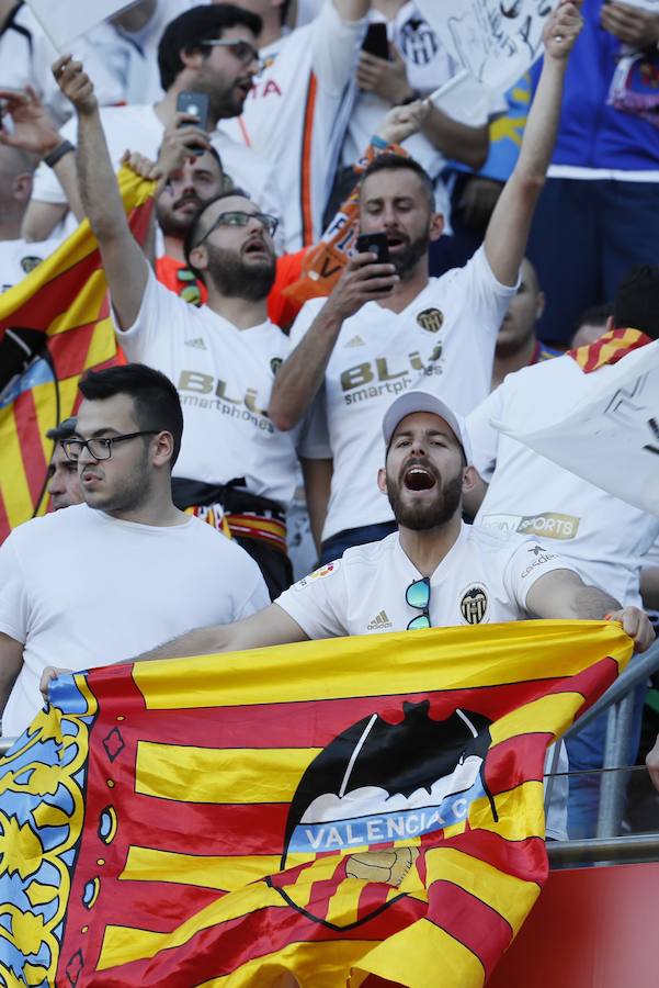 Las aficiones del Barcelona y del Valencia han puesto el colorido a la previa de la final de la Copa del Rey