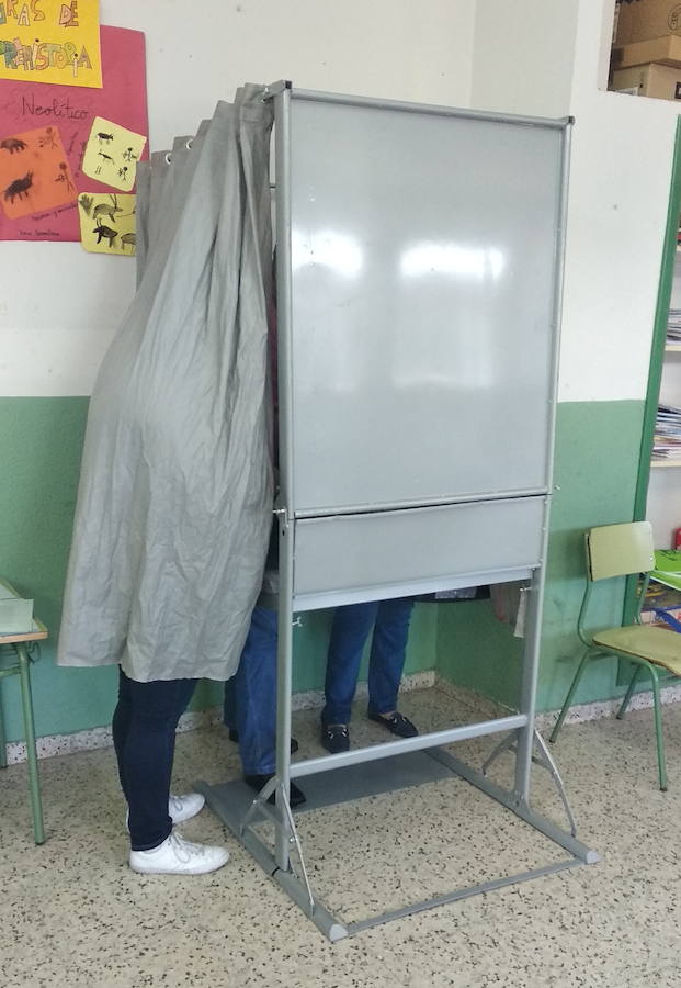 Cientos de colegios electorales han abierto sus puertas en toda la provincia para que los cais 400.000 electores leoneses puedan ejercer su voto en las elecciones municipales, autonómicas y europeas de este 26 de mayo