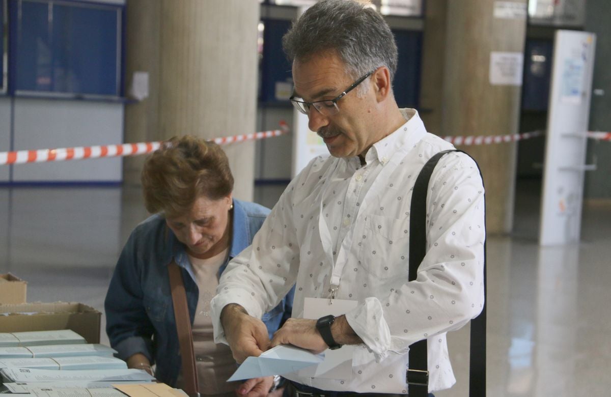 Cientos de colegios electorales han abierto sus puertas en toda la provincia para que los cais 400.000 electores leoneses puedan ejercer su voto en las elecciones municipales, autonómicas y europeas de este 26 de mayo