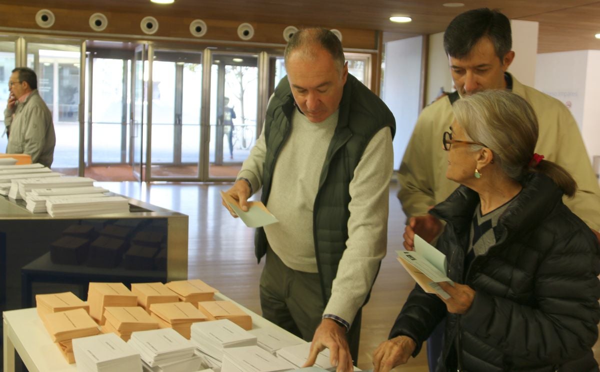 Cientos de colegios electorales han abierto sus puertas en toda la provincia para que los cais 400.000 electores leoneses puedan ejercer su voto en las elecciones municipales, autonómicas y europeas de este 26 de mayo